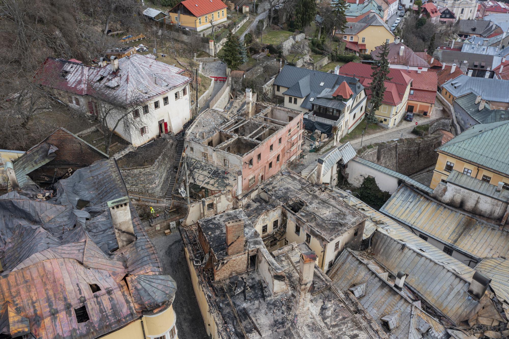 Historické budovy po požiari v centre mesta Banská Štiavnica.