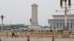 Ludzie gromadzący się na Placu Tiananmen w 30. rocznicę protestów