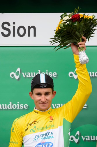 Piękne panie całują polskiego kolarza. Kwiatkowski liderem Tour de Romandi
