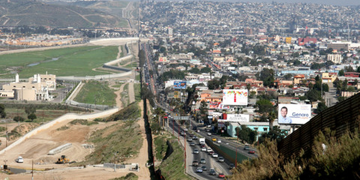 Obecnie przez granicę USA i Meksyku przebiega ogrodzenie, którego amerykańscy pogranicznicy nie są w stanie upilnować. Po prawej mamy Tijuanę, miasto w północno-zachodnim Meksyku, po lewej kalifornijskie San Diego