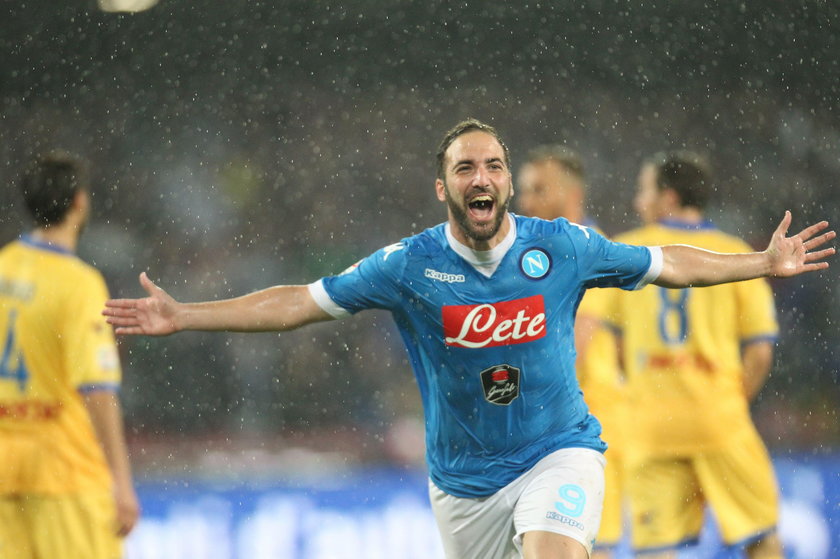 Gonzalo Higuain jest pazerny? Wziął kasę, zostawił dziewczynę