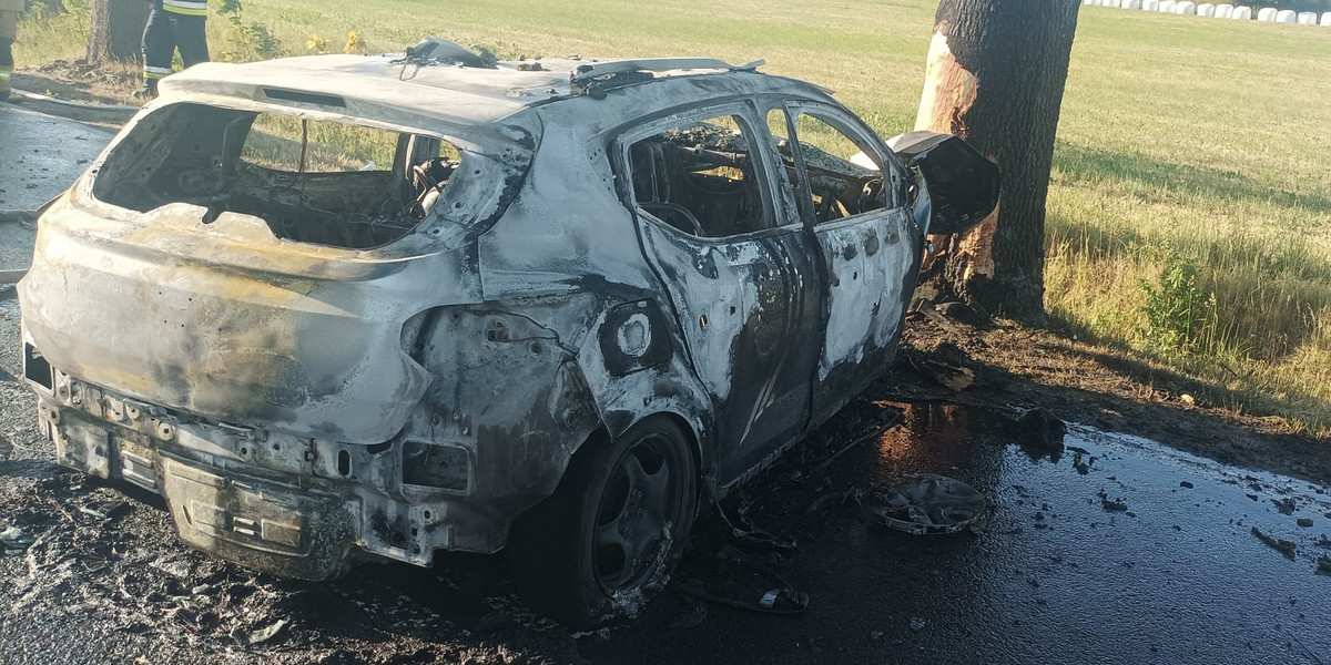 Tragedia rozegrała się na drodze wojewódzkiej w Bukowinie pod Lęborkiem. Dacia stanęła w płomieniach. W środku był kierowca, nikt nie mógł mu pomóc. 