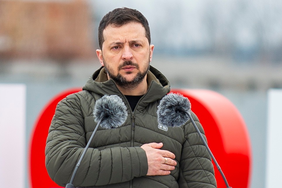 Prezident Ukrajiny Volodymyr Zelenskyj gestikuluje počas pietnej ceremónie v ukrajinskom meste Buča v Kyjevskej oblasti v piatok 31. marca 2023.
