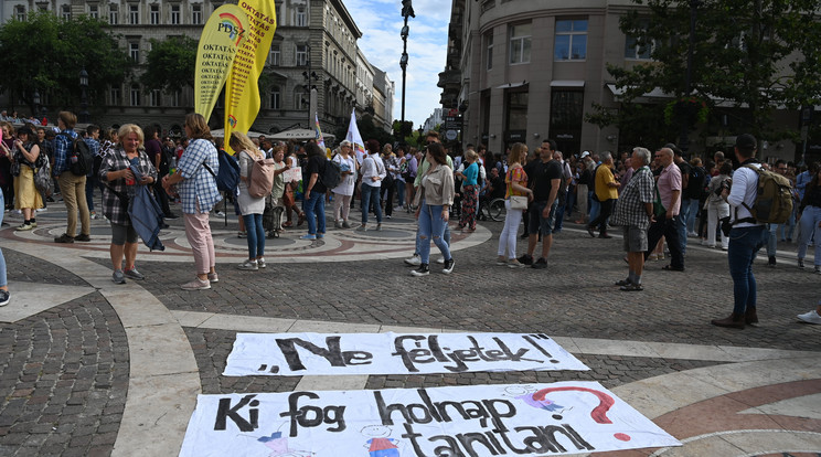 Az oktatás fejlesztéséért, a pedagógusok megbecsüléséért szervezett, a "Diákok a tanárokért" Facebook-csoport által jegyzett demonstráció résztvevői Budapesten a Szent István téren 2022. szeptember 2-án / Fotó: MTI/Bruzák Noémi