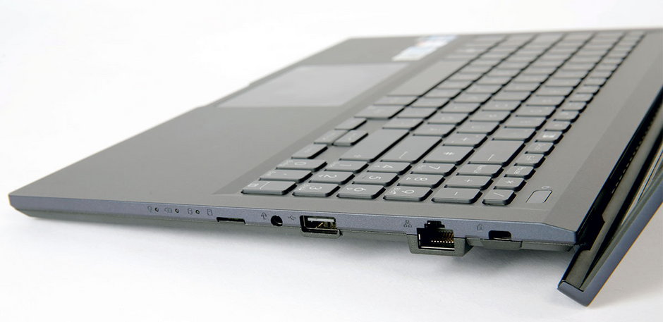 Dobre wyposażenie: z prawej strony notebook Asus ma między innymi gniazdo sieciowe i czytnik kart pamięci