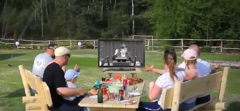 Rodzina przy grillu, "kanalie" Prezesa i nagrody Szydło. TVP odmawia emisji spotu PO, partia składa skargę do KRRiT