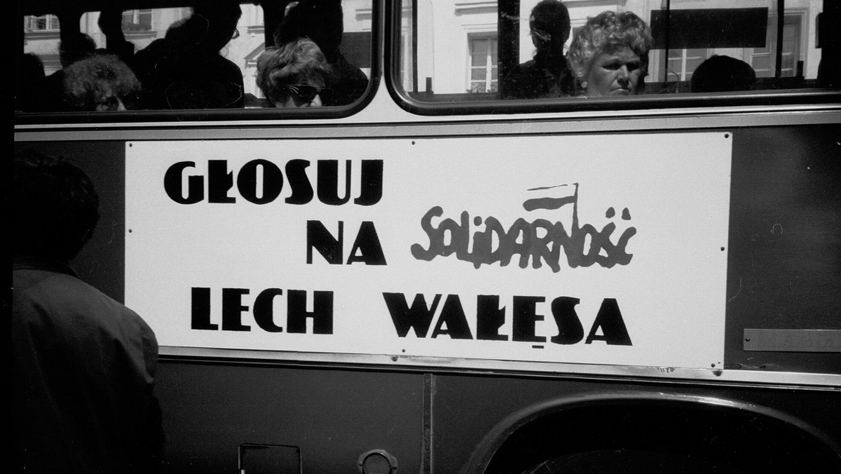 - Wybory 4 czerwca 1989 roku były przełomowym wydarzeniem, dzięki któremu Polska przyczyniła się do zjednoczenia Europy oraz do rozpadu Związku Radzieckiego. Polacy zmienili losy Europy, dając światu sygnał, że przemiany w Polsce muszą za sobą pociągnąć rozpad bloku wschodniego - w taki sposób 25. rocznicę polskiej wolności ocenił Tomasz Sanecki. Historyk wskazał jednak, że choć komunizm odszedł w zapomnienie ćwierć wieku temu, to jednak jego "dziedzictwa" nie udało się nam całkowicie przezwyciężyć aż do dziś. - To właśnie dlatego np. mit dobrobytu za czasów Gierka do dziś żyje w świadomości wielu Polaków - zauważył w rozmowie z Onetem.