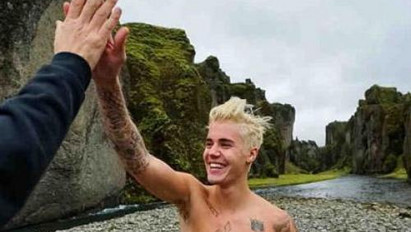 Így didergett egy szál gatyában a jéghideg vízben Justin Bieber