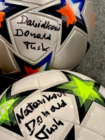 Piłki podpisane przez Donalda Tuska