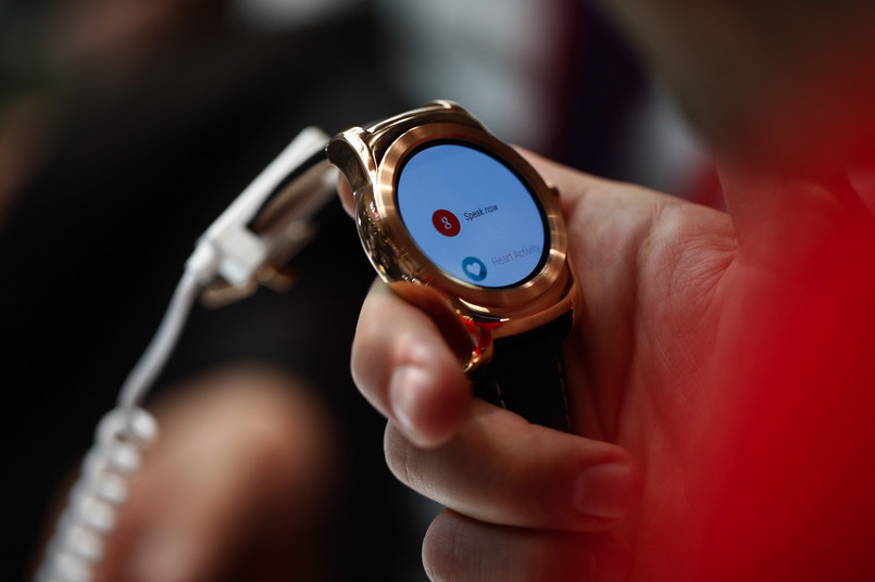 LG Watch Urbane Smart zegarków na MWC w tym roku było wiele, co może świadczyć nie tylko o rozwoju tego segmentu urządzeń ale i wskazuje na przygotowania koncernów na nadejście Apple Watch. Następca LG Watch R jest od niego przede wszystkim "ładniejszy". Plastikową kopertę zastąpiono metalem. Wyświetlacz P-OLED o przekątnej 1,3 cala. Całość działa na Android Wear. Niestety wersji LTE na rynek europejski nie będzie. Dostępny w dwóch podstawowych wersjach: srebrnej "sportowej" i złotej, nieco bardziej eleganckiej.