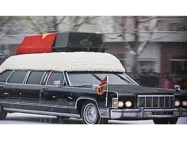 Limuzynę z trumną Kima poprzedzały dwa auta - z białymi kwiatami i wielkim portretem zmarłego