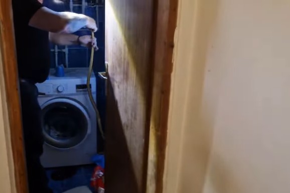 (VIDEO) DRAMA U DOMU SRPSKE PORODICE  Iza veš mašine zatekli ZMIJU OD PREKO METAR: Vladica Stanković odmah reagovao!