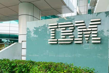 IBM z wynikami powyżej oczekiwań. Mimo to spółka traci na giełdzie