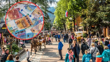 Kupują wszystko — od mięsa po meble. Ciągną do Zakopanego z całego kraju