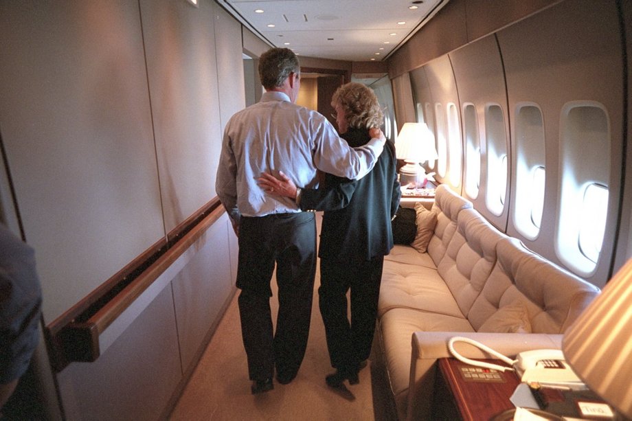 
Prezydent Bush i doradca Białego Domu Harriet Miers na pokładzie Air Force One.