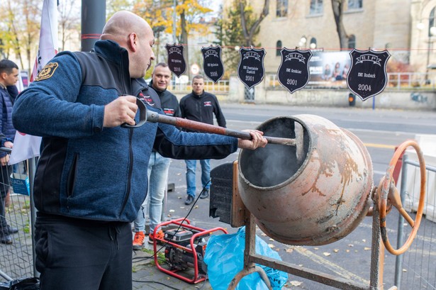 Protest przed biurem poselskim premiera Mateusza Morawieckiego w Katowicach