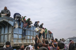 Syrians camp on Turkey-Syria border near Aleppo