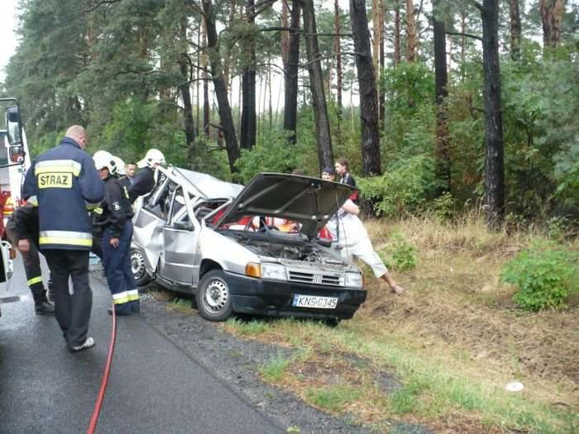 Fiat był tak zmiażdżony, że strażacy musieli rozcinać karoserię