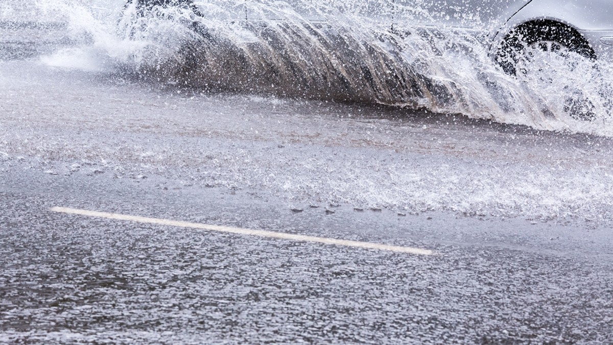 Synoptycy z biura meteorologicznego Met Office wydali dziś żółte ostrzeżenie pogodowe dla mieszkańców Londynu, południowo-wschodniej i wschodniej Anglii oraz East Midlands. Eksperci twierdzą, że dzisiaj i jutro możemy się spodziewać silnych opadów deszczu i burz, a temperatury powietrza w okolicach Londynu i na południu kraju nie przekroczą 20 stopni.