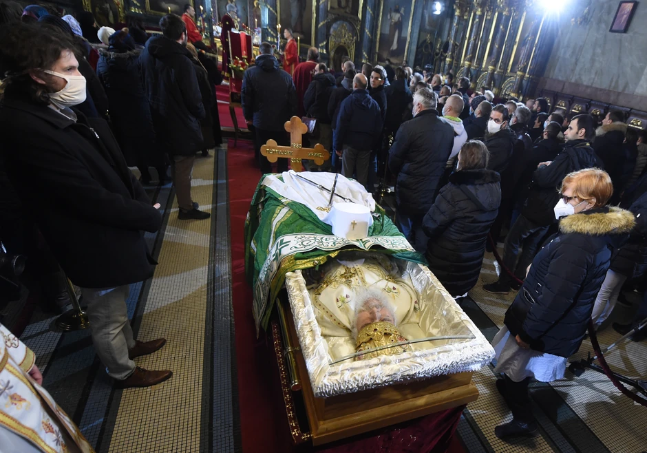 Telo patrijarha Irineja u Sabornoj crkvi pokriveno staklom