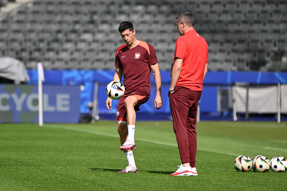 Piłkarz reprezentacji Polski Robert Lewandowski (L) i członek zarządu PZPN Radosław Michalski (P) podczas treningu kadry w Belinie