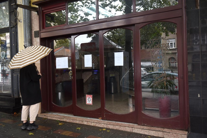 Brojne prolaznike smo zatekli kako gledaju u zaključana vrata 