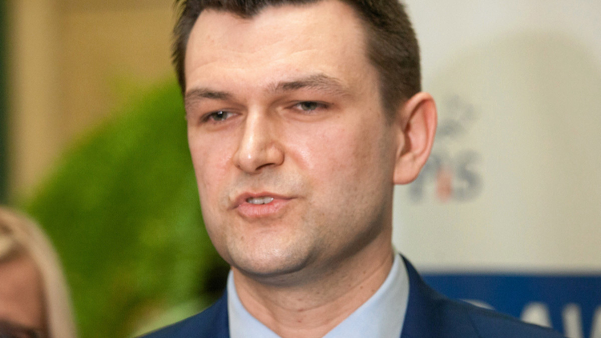 Jacek Baczyński, szef klubu PiS w sejmiku dolnośląskim, został wczoraj w godzinach popołudniowych zwolniony z policyjnej izby zatrzymań. Polityk został zatrzymany we wtorkowy wieczór za przemoc domową, jaką miał stosować wobec swojej rodziny. Radny już wczoraj został zawieszony w prawach członka PiS.