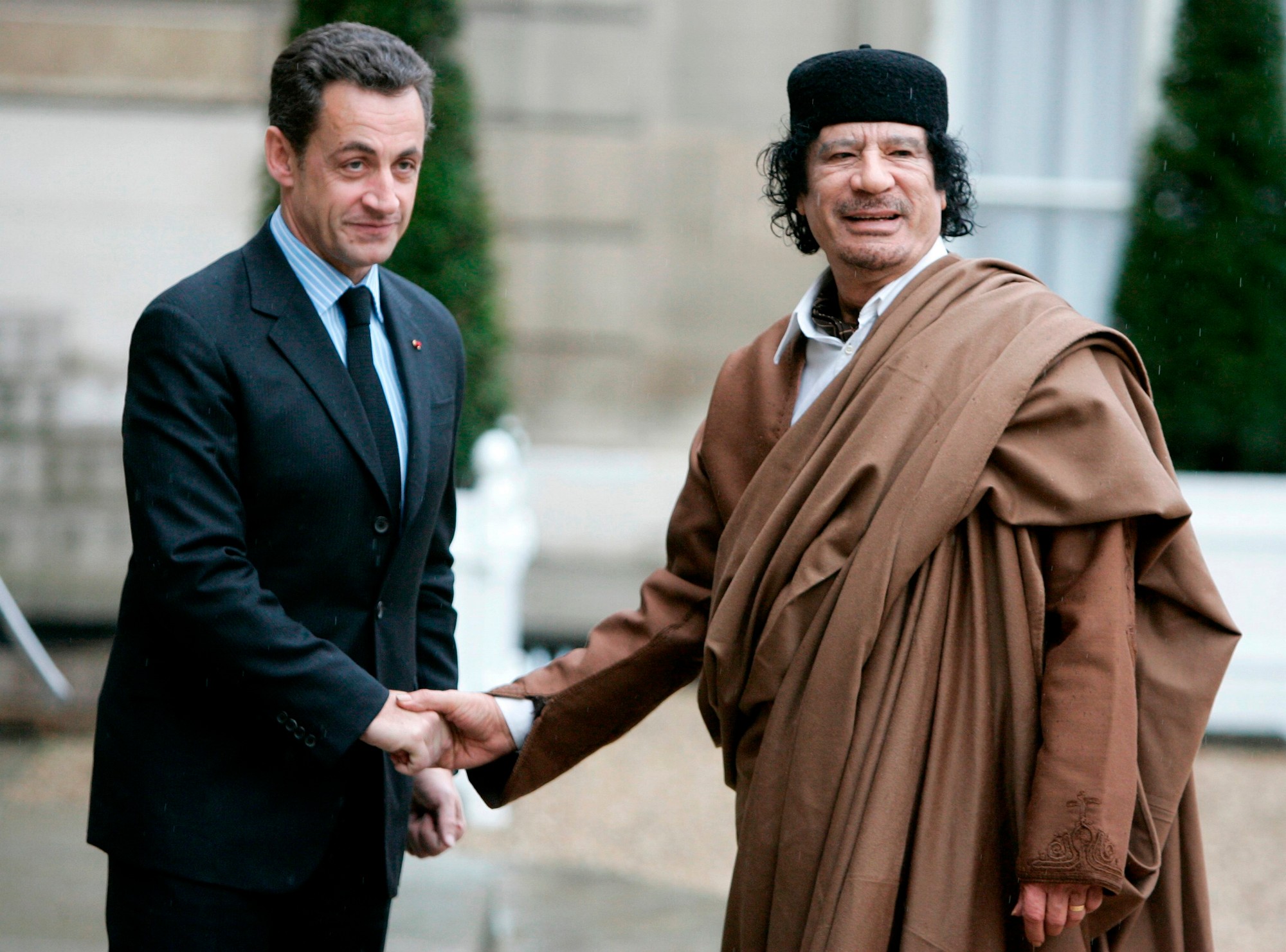 Bývalý francúzsky prezident Nicolas Sarkozy s líbyjským vodcom Moammarom Kaddáfím.
