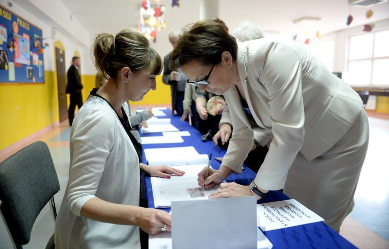Premier Ewa Kopacz (P), głosuje w pierwszej turze wyborów prezydenckich w lokalu wyborczym w Radomiu