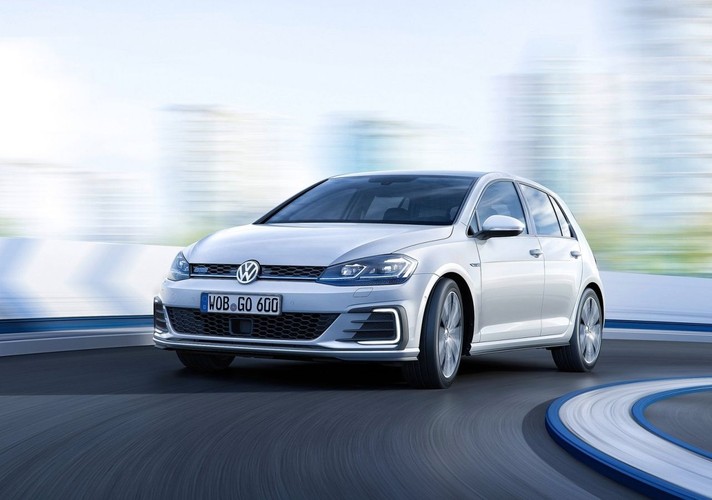 Volkswagen jest bardzo ważnym graczem w zestawieniu samochodów flotowych. Model skonfigurowany w przedostatniej wersji Comfortline, która jest najbardziej zbliżona wyposażeniem do Aurisa Hybrid Comfort Park, i wyposażony w 1,6-litrowego diesla o mocy 110 koni mechanicznych kosztuje 86 330 złotych. Samochód nie posiada jednak automatycznej skrzyni biegów, ta dostępna jest dopiero w najwyższej wersji wyposażenia.
<br>
W tej kwocie kupujący otrzymuje 16-calowe felgi aluminiowe, skórzane obicie kierownicy, podgrzewane lusterka, tempomat, manualną klimatyzację, radio z ekranem dotykowym i 4 głośnikami oraz system rozpoznawania zmęczenia u kierowcy.
<br>
W przypadku niemieckiego hatchbacka trzeba dopłacić 950 zł za kamerę cofania, 1 580 za automatyczną klimatyzację oraz 750 za podgrzewane przednie fotele. 
<br>
Golf z manualną skrzynią biegów jest droższy od Astry o 3410 zł i o 4210 od Aurisa Hybrid. Model z automatem kosztuje natomiast 99 330 zł. Rabat na poziomie 10 tys. zł oferowany jest na wybrane egzemplarze modelu.
<br>
Silnik 1,6 TDI w wersji 110-konnej rozpędza hatchbacka do pierwszej setki w 10,5 sekundy. W mieście spalanie oscyluje w okolicy 4,6 litra. W cyklu mieszanym spada do 4 litrów oleju napędowego.