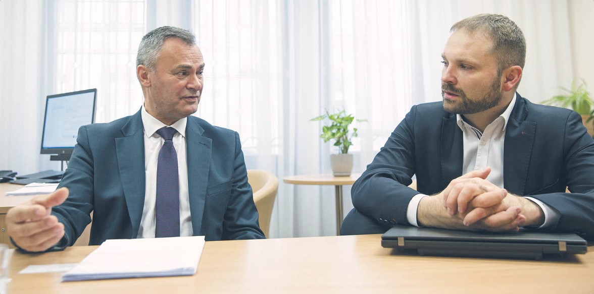 fot. Wojtek Górski  Dariusz Aniećko, dyrektor departamentu poboru podatków w Ministerstwie Finansów (z lewej) i Przemysław Koch, pełnomocnik ministra finansów ds. informatyzacji