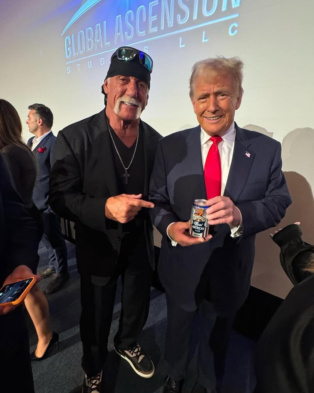 Legendárny wrestler a americký herec Hulk Hogan s Donaldom Trumpom. 
