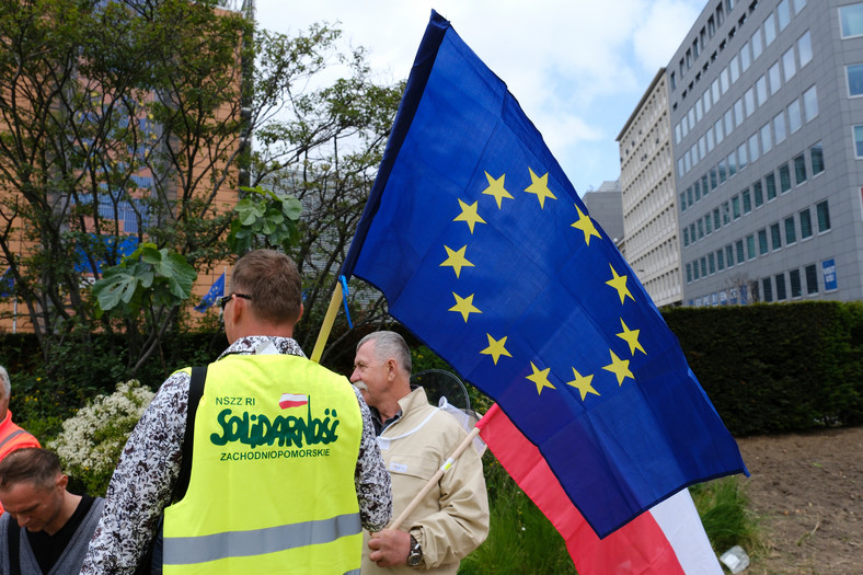 Europejscy hodowcy bydła i rolnicy protestują przed biurami Komisji Europejskiej przeciwko polityce rolnej UE w Brukseli, Belgia, 23 maja 2023 r.