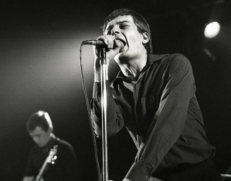 Ijan Kertis, pevač grupe Joy Division , izvršio je samoubistvo 1980. godine pre početka prve američke turneje. Ova fotografija nastala je ranije te godine | Foto: Getty Images