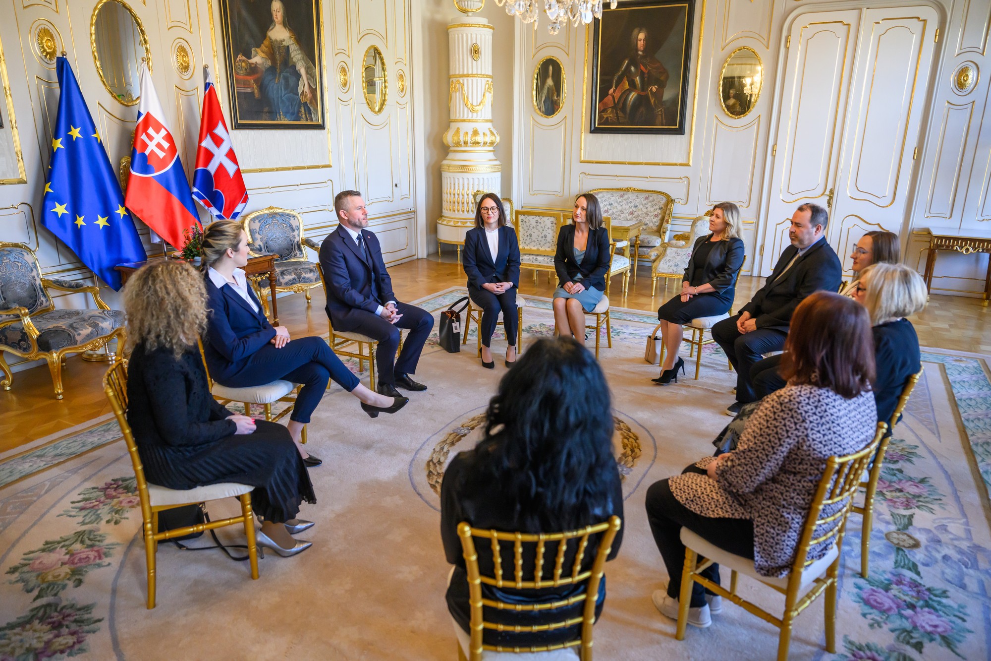 Prezident SR Peter Pellegrini počas prijatia rodín a priateľov obetí pandémie COVID-19 v Prezidentskom paláci.