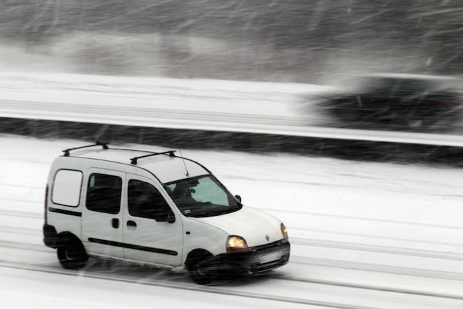 samochód dostawczy auto z kratką