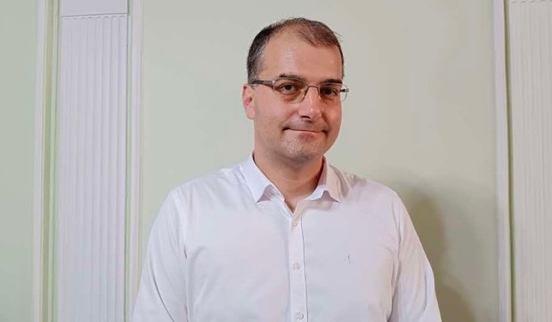 Mladen Đurić, novi predsednik opštine Medijana, uslikan je kako se vozi gradskim prevozom u Nišu