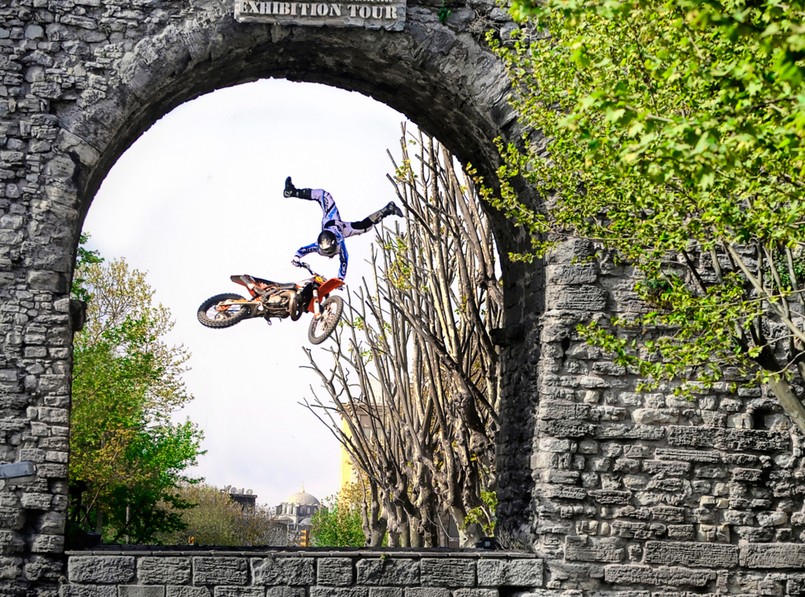 Hop przez dziurę w akwedukcie