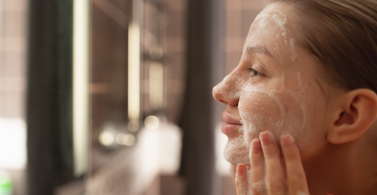 Płyn do higieny intymnej do mycia twarzy. Co na to dermatolog?