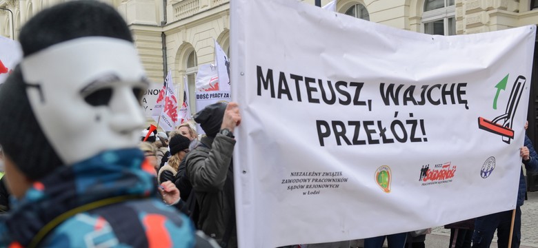 "Ostatki u premiera". Trwa manifestacja pracowników sądów i prokuratur