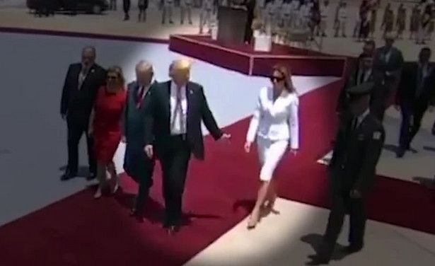 Donald wyciąga rękę, Melania dyskretnie ją odrzuca. Trumpowie w podróży zagranicznej pod czujnym okiem kamer