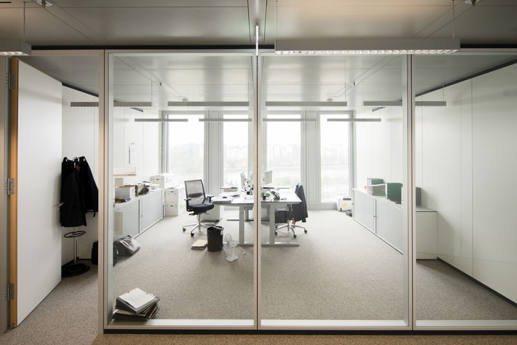 Nadesłane projekty zostały ocenione przez międzynarodowe jury, które do drugiego etapu zakwalifikowało 12 kandydatów. Rada Prezesów EBC zaprosiła zdobywców trzech pierwszych miejsc do udziału w etapie rewizji, podczas którego mogli dopracować swoje projekty. 13 stycznia 2005 r.