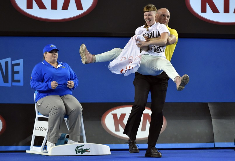 Skandal podczas finału Australian Open. Aktywiści wdarli się na kort. ZDJĘCIA