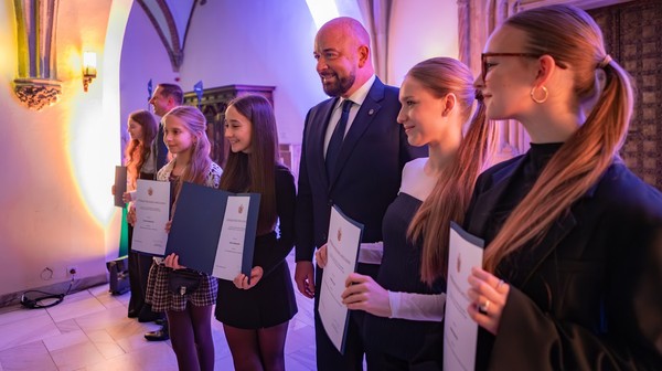 Na rok 2025/2026 wpłynęły 203 wnioski – spośród nich wyłoniono 156 stypendystów (na zdjęciu z prezydentem Jackiem Sutrykiem).