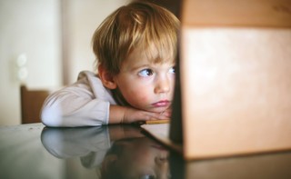 Jedna trzecia rodziców nie może zapewnić każdemu dziecku sprzętu do nauki online [BADANIE]