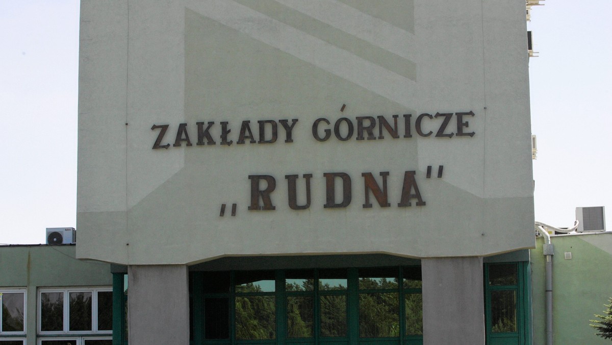 19 górników, którzy przez ponad 7 godzin byli zasypani w należących do KGHM Zakładach Górniczych Rudna Główna w Polkowicach, zostało rano wydobytych na powierzchnię. Nic im nie dolega, tylko jednemu trzeba założyć szwy - powiedział rzecznik KGHM.