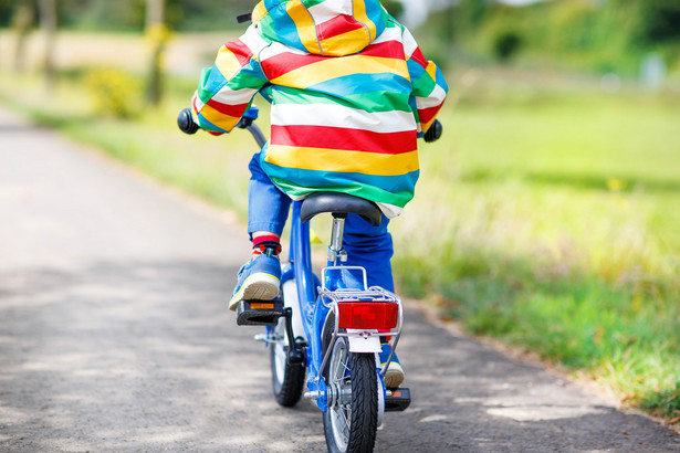 Podobnie jak na jezdniach, na ścieżkach rowerowych są przejścia dla pieszych. I podobnie jak kierowcy, cykliści też muszą na nie uważać, gdyż pierwszeństwo na przejściu ma pieszy