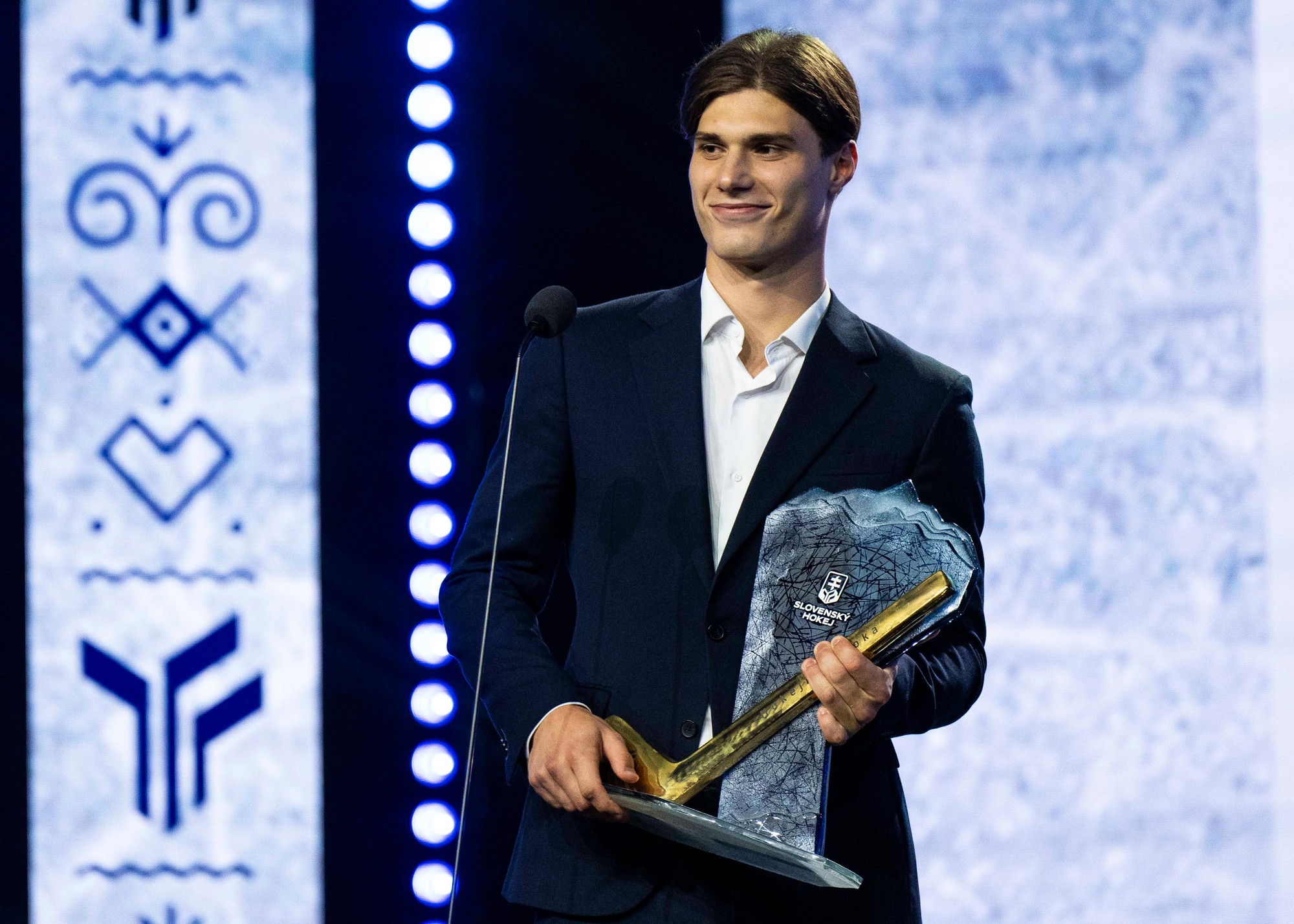 Hokejista roka 2024: Juraj Slafkovský pózuje s cenou pre najlepšieho slovenského hokejistu.