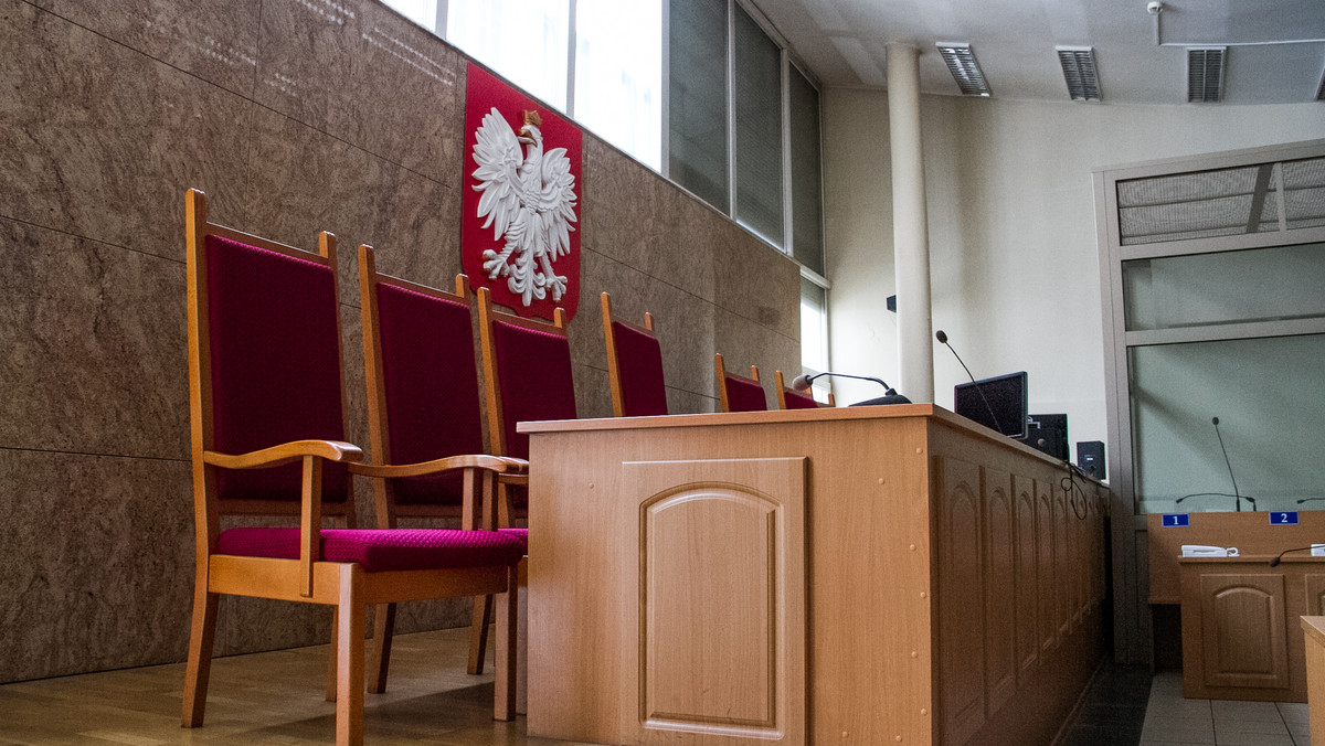 Przed Sądem Okręgowym w Białymstoku zaczął się dziś proces trzech mężczyzn oskarżonych w sprawie o gwałt i zabójstwo 27-letniej kobiety w Sokółce. W śledztwie pomocne były działania policjantów z tzw. archiwum X - grupy od niewyjaśnionych spraw.