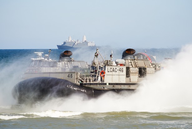 Amerykański okręt desantowy USS San Antonio jest jeden z najbardziej zaawansowanych technologicznie okrętów desantowych amerykańskiej Marynarki Wojennej. Ponad 200-metrowa amerykańska jednostka może spełniać funkcję stałej bazy wojskowych pojazdów wodno-lądowych oraz statków powietrznych. Na zdjęciu: Poduszkowiec amerykańskich sił zbrojnych dopływa do brzegu podczas fazy lądowej międzynarodowych ćwiczeń Baltops 2015 fot. (aw/cat) PAP/Adam Warżawa